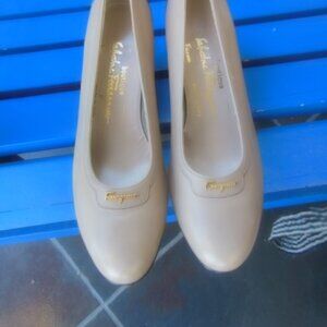 SALVATORE FERRAGAMO Boutique Beige lillaz Vara Bow Pumps Heel Shoes 9 B New